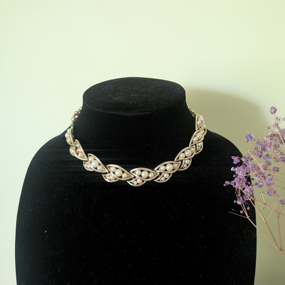 Elegant Pearl and Gold Women's Necklace - Picture 4 of 9
